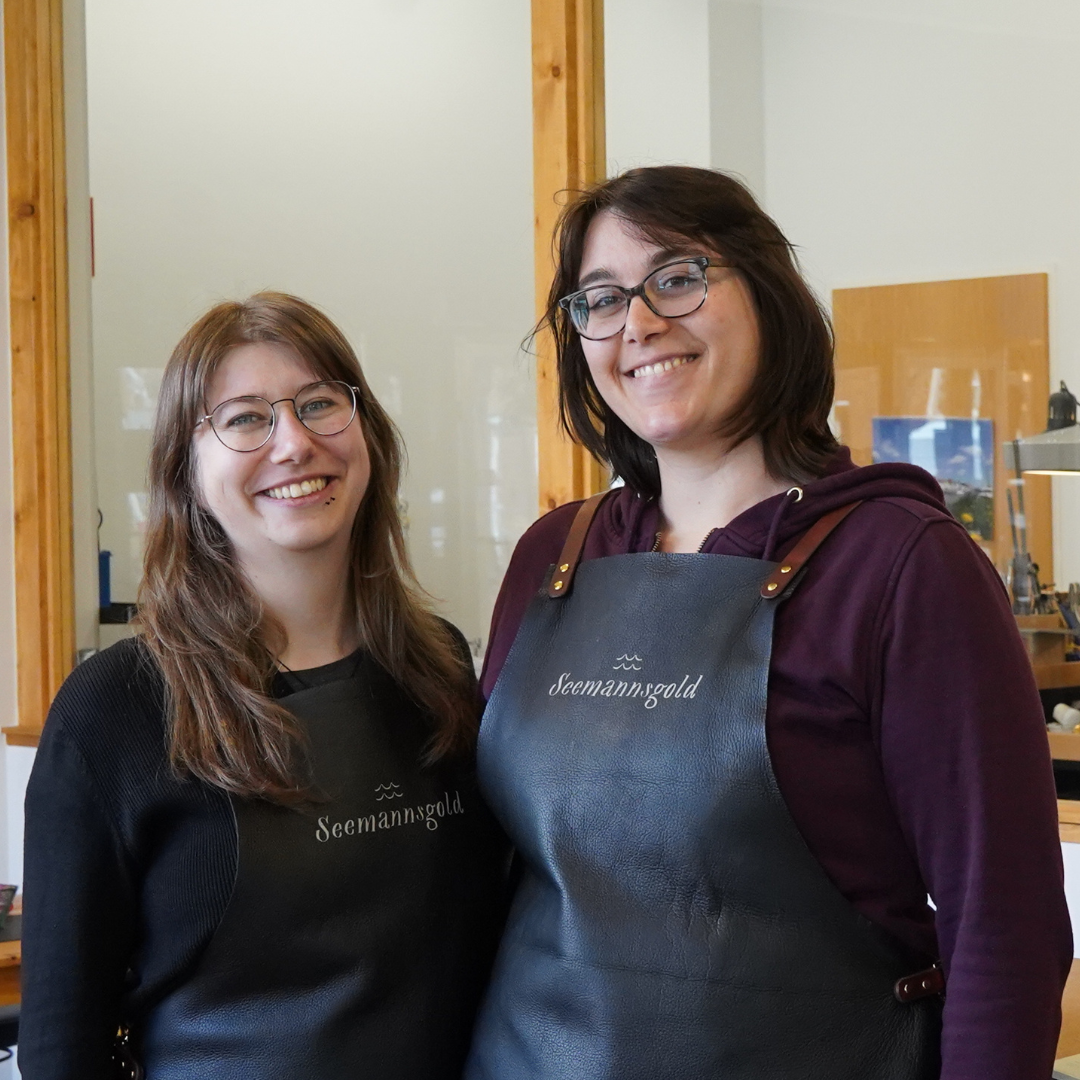 Das Bild ist ein Foto von Saskia Jahnel und Theresa Maria Tyroller.