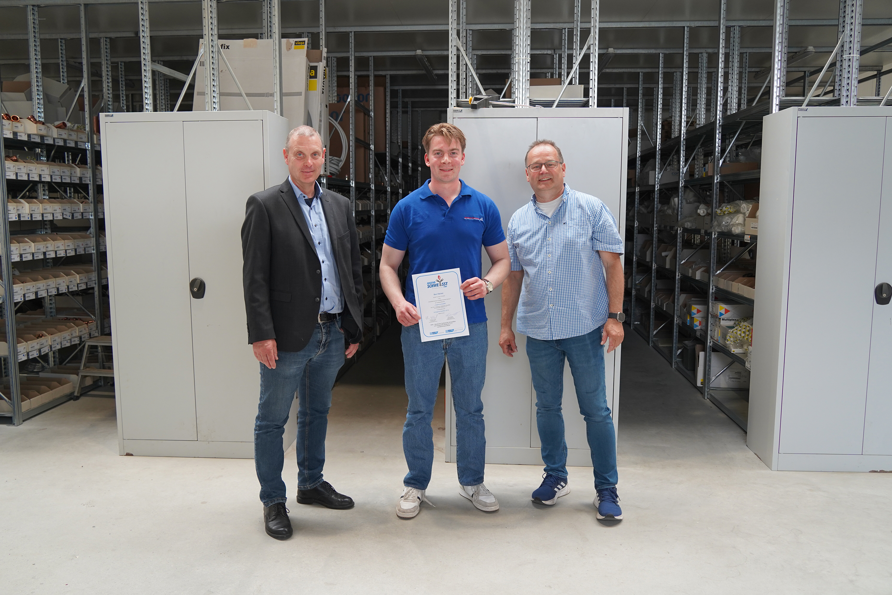 Freude über den Erfolg: Azubi Ben Häckel (Mitte) mit seinem Ausbilder Michael Dammann, Geschäftsführer der Michael Dammann Gas- und Wasserinstallation GmbH aus Lübeck (re.), und Holger Tiedemann, Leiter der Schweißtechnischen Lehranstalt der Berufsbildungsstätte Travemünde der Handwerkskammer Lübeck (li.).Freude über den Erfolg: Azubi Ben Häckel (Mitte) mit seinem Ausbilder Michael Dammann, Geschäftsführer der Michael Dammann Gas- und Wasserinstallation GmbH aus Lübeck (re.), und Holger Tiedemann, Leiter der Schweißtechnischen Lehranstalt der Berufsbildungsstätte Travemünde der Handwerkskammer Lübeck (li.).Freude über den Erfolg: Azubi Ben Häckel (Mitte) mit seinem Ausbilder Michael Dammann, Geschäftsführer der Michael Dammann Gas- und Wasserinstallation GmbH aus Lübeck (re.), und Holger Tiedemann, Leiter der Schweißtechnischen Lehranstalt der Berufsbildungsstätte Travemünde der Handwerkskammer Lübeck (li.).