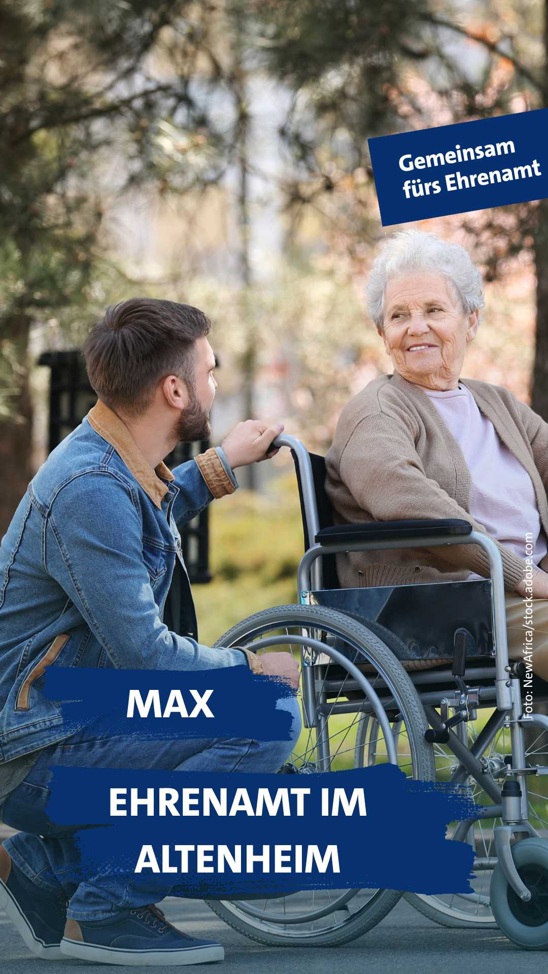 KI generiert: Ein junger Mann interagiert mit einer älteren Frau im Rollstuhl in einem Freien, parkähnlichen Umfeld.
