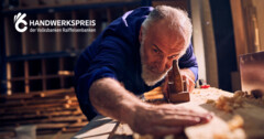 Mann arbeitet mit Holzhobel