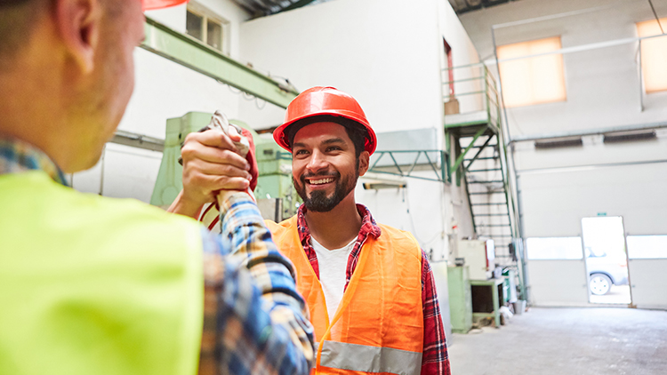 Zwei Männer geben sich die Hand