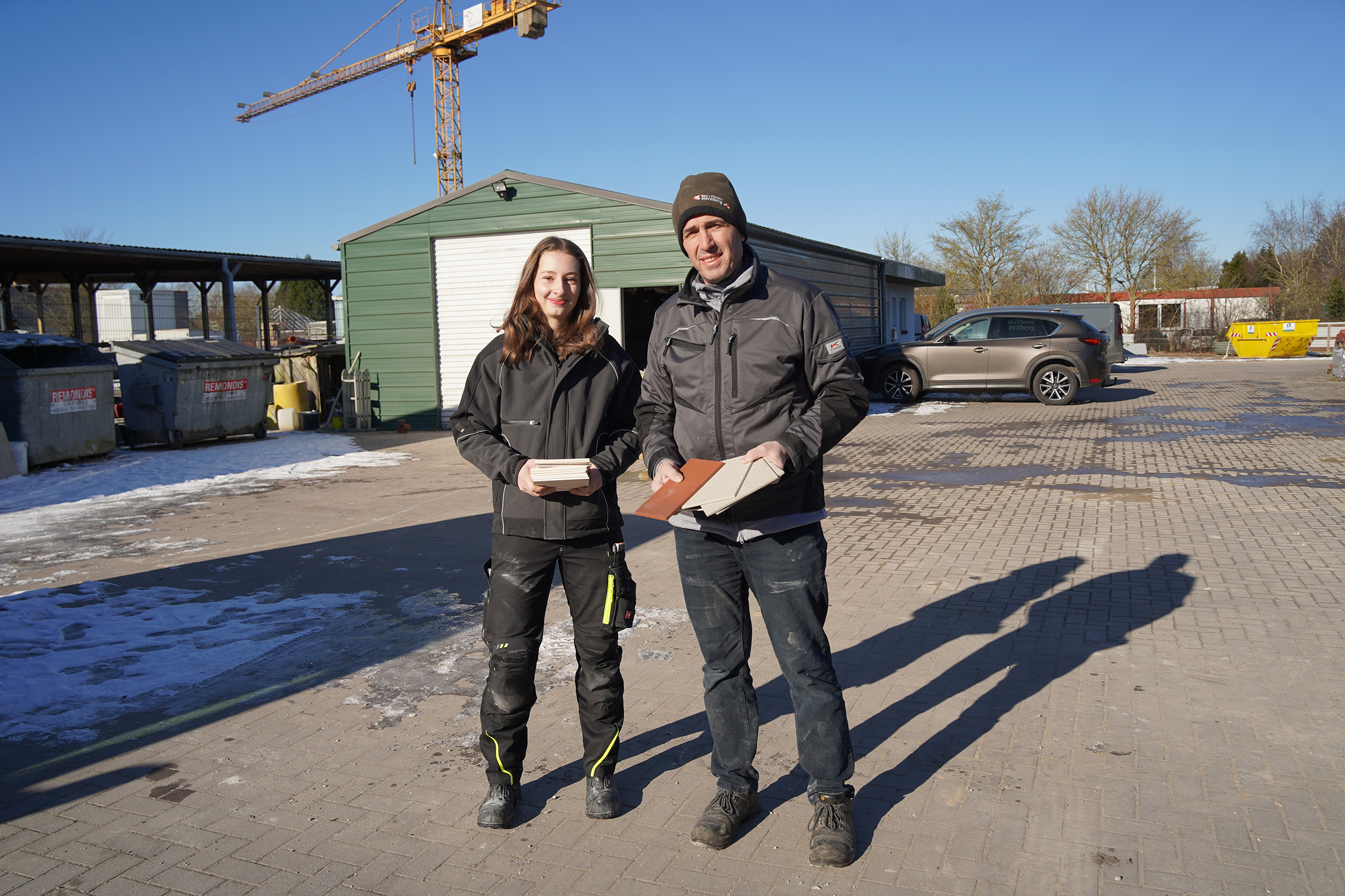 Celine Köster hat bei Betriebsinhaber Habib Herzberg ihr Freiwilliges Handwerksjahr absolviert und startet nun in die Ausbildung zur Fliesen-, Platten- und Mosaiklegerin.
