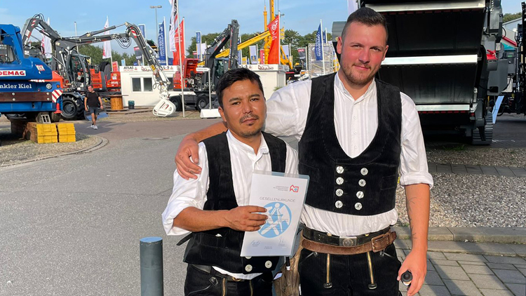 Azubi mit Fluchthintergrund zusammen mit seinem Kollegen