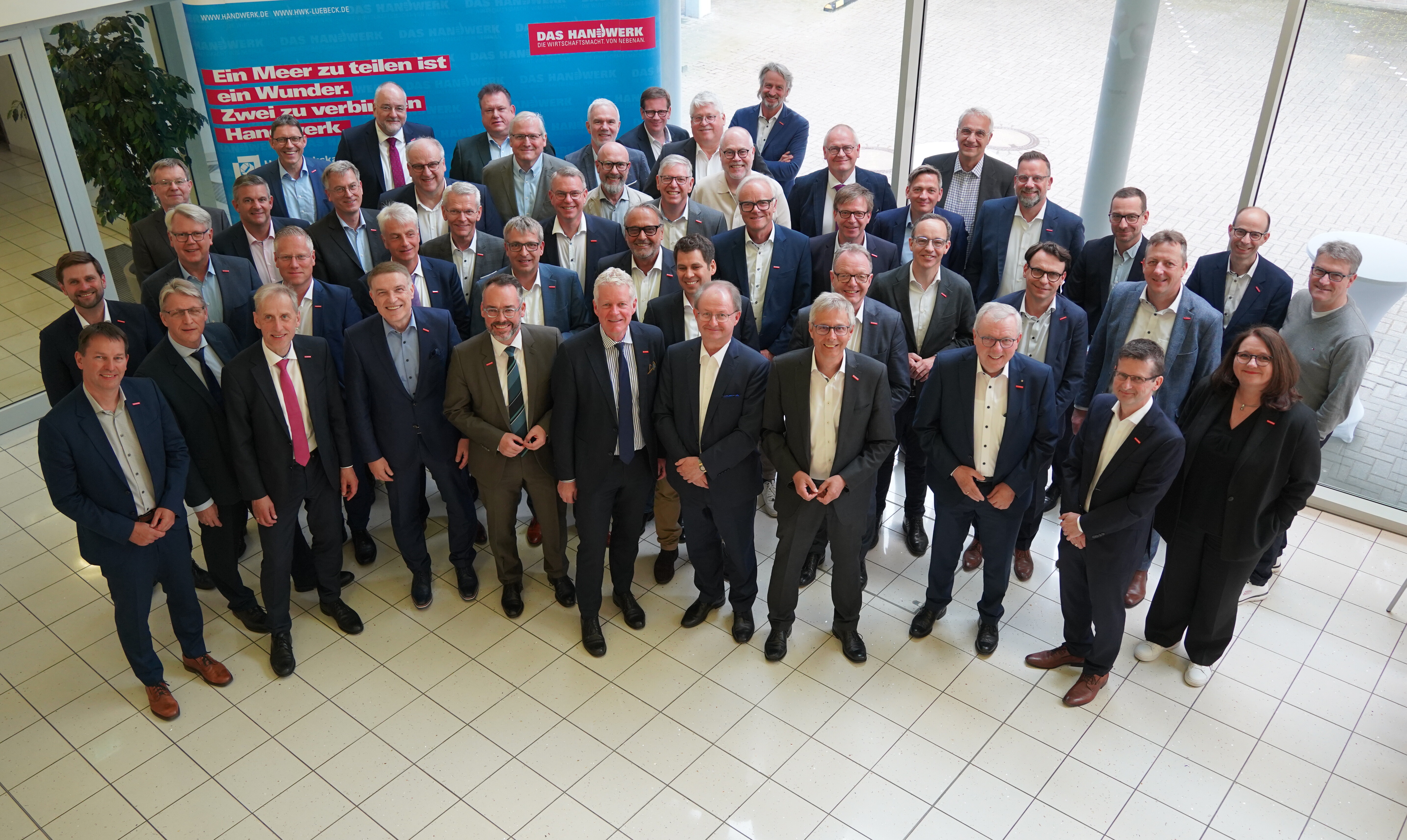 Gruppenfoto aller Hauptgeschäftsführerinnen und Hauptgeschäftsführer bei der diesjährigen Konferenz.