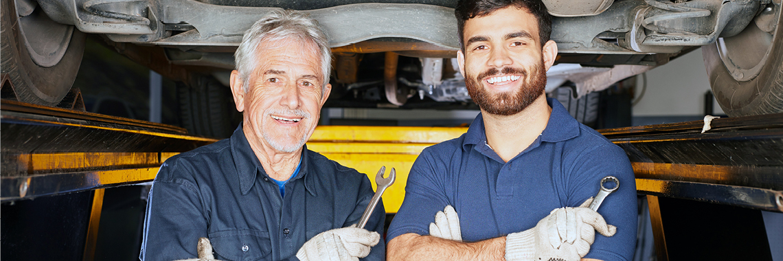 Zugewanderter Handwerker mit seinem Chef in Werkstatt