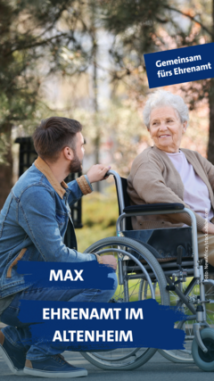 KI generiert: Ein junger Mann interagiert mit einer älteren Frau im Rollstuhl in einem Freien, parkähnlichen Umfeld.