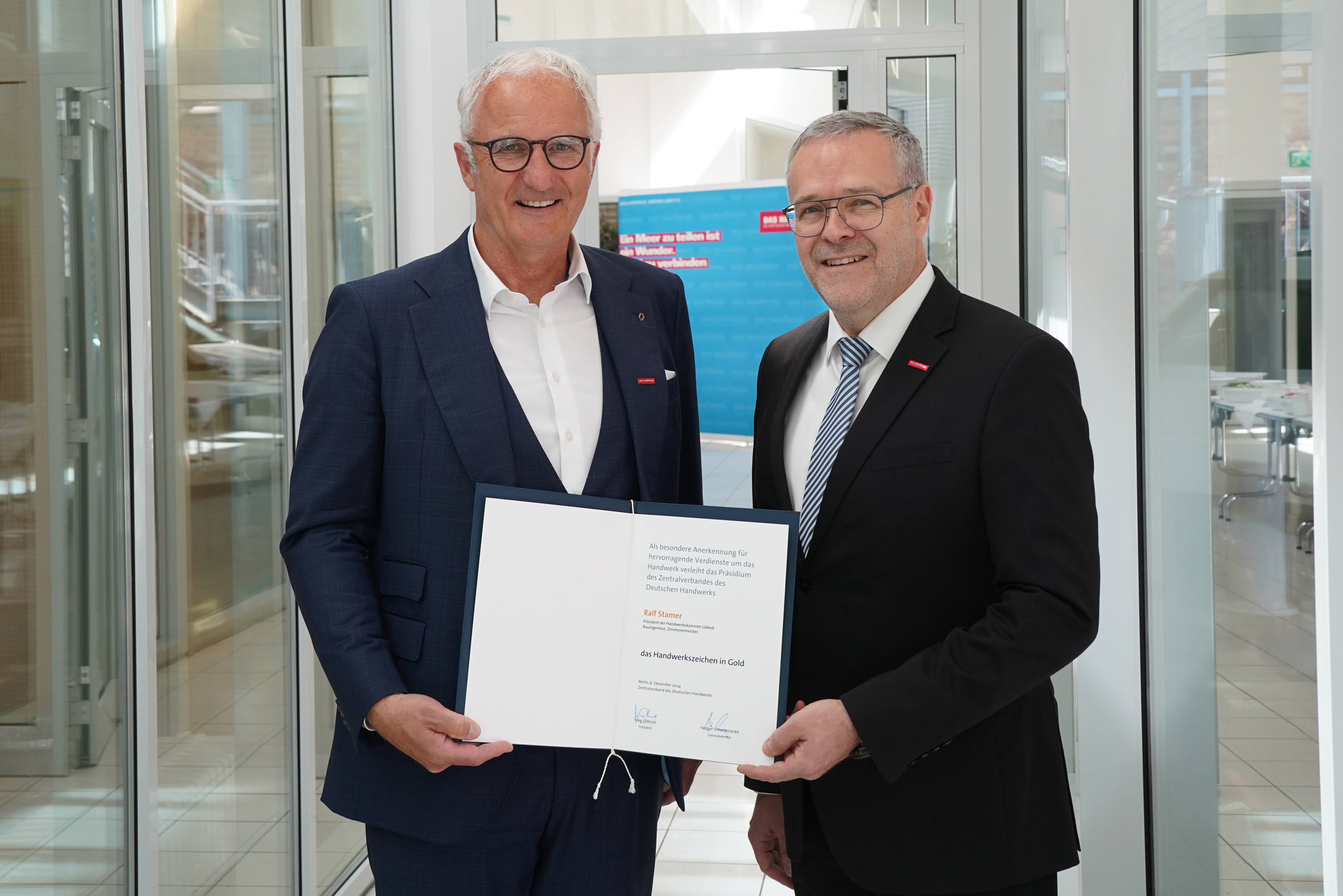 ZDH-Präsident Jörg Dittrich zeichnet Kammerpräsident Ralf Stamer mit dem Handwerkszeichen in Gold aus. 