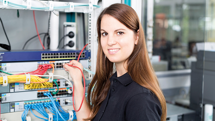 Frau arbeitet an einem Verteiler