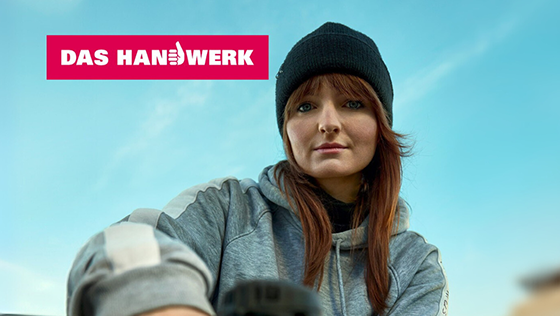 KI generiert: Das Bild zeigt eine Person in Freizeitkleidung mit einer Mütze, die selbstbewusst lächelt, vor einem klaren Himmel, begleitet von dem Schriftzug "DAS HANDWERK".