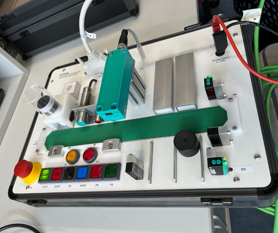 Selbst gebaute Modelle für die Elektro-Ausbildung