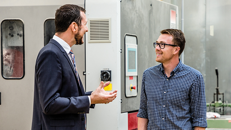 Zwei Männer reden miteinander